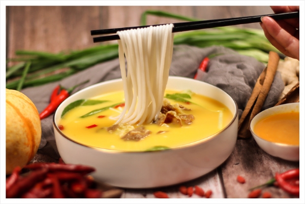 康德主要生產(chǎn)經(jīng)營高湯、高湯調(diào)味料、番茄調(diào)味醬、麻辣調(diào)味醬、豬肉調(diào)味醬等調(diào)味料
