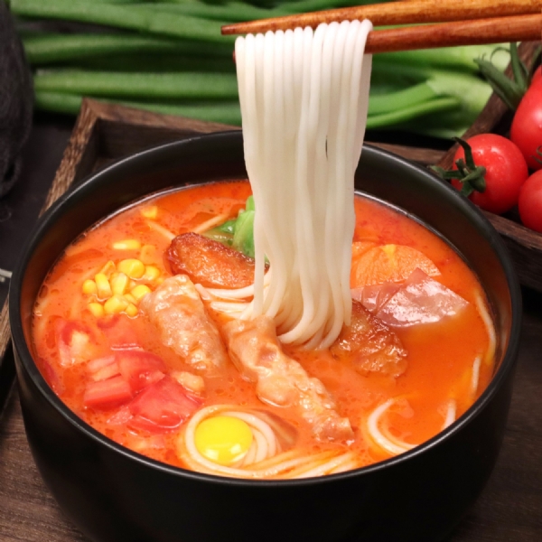 “濟(jì)寧康德食品”生產(chǎn)車間是無菌化車間，擁有大型高壓熬湯設(shè)備