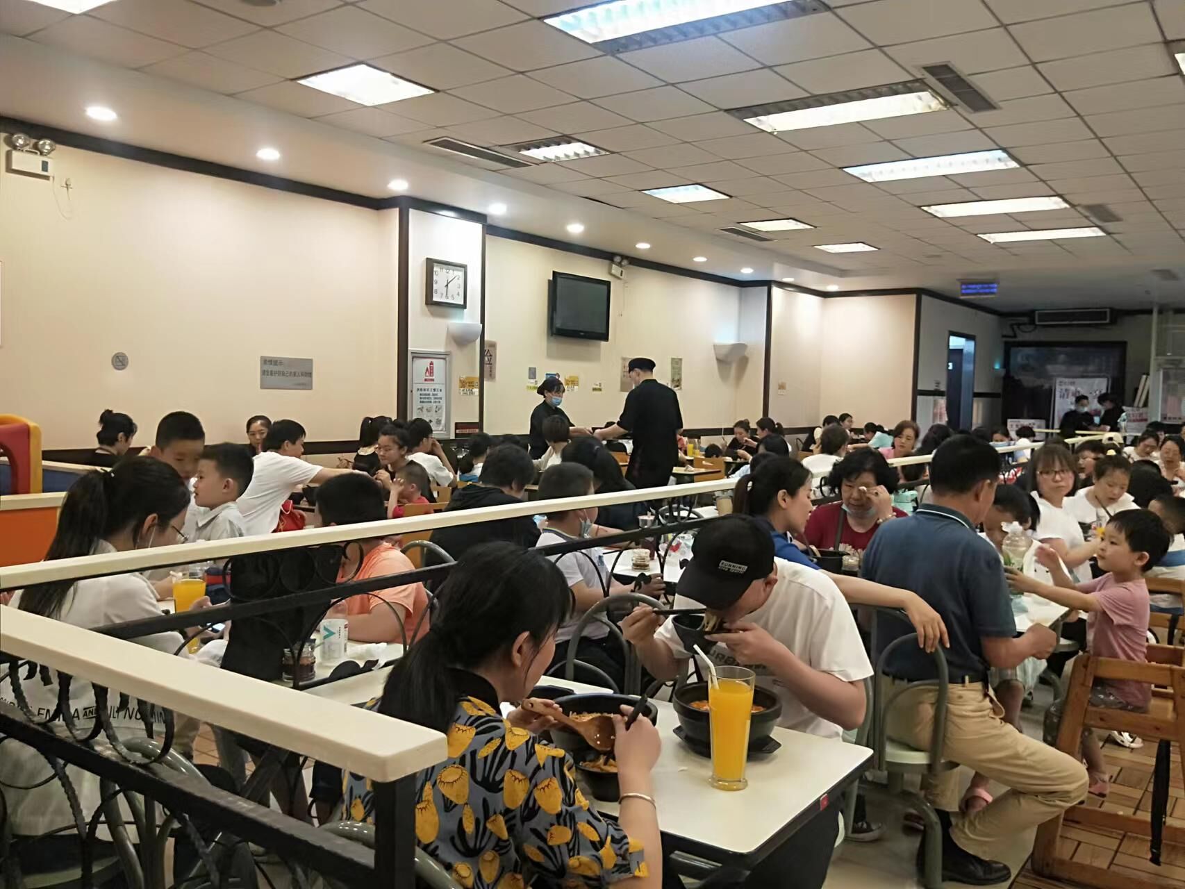 康德專注于食品調(diào)味料已十八年有余，一直注重出品的安全、穩(wěn)定，強(qiáng)調(diào)給商家?guī)韽N師便捷,出品穩(wěn)定，減少能耗，安全有保障！歡迎有意合作老板質(zhì)詢來工廠考察！